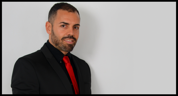 Biografía y currículum del escritor Mario Luna